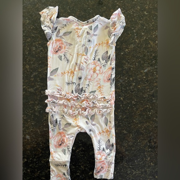 Posh peanut Short sleeved ruffle romper 3-6 months Like New condition - Picture 2 of 3